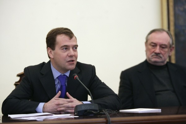 Дмитрий Медведев (слева) на встрече с участниками Международной конференции, посвященной 150-летию со дня рождения А.П.Чехова. Справа - актер театра и кино Богдан Ступка.
