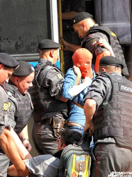 Задержание активистов, выступивших в поддержку Pussy Riot