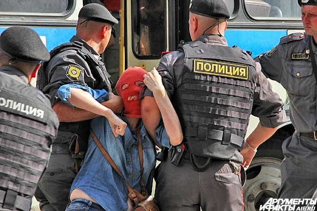 Задержание активистов, выступивших в поддержку Pussy Riot