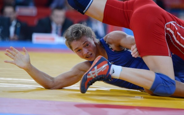 Российская спортсменка Валерия Жолобова (в синем) и спортсменка из Азербайджана Юлия Раткевич во время поединка за бронзовую медаль на соревнованиях по вольной борьбе среди женщин в весовой категории до 55 кг на Олимпийских играх 2012 года в Лондоне.
