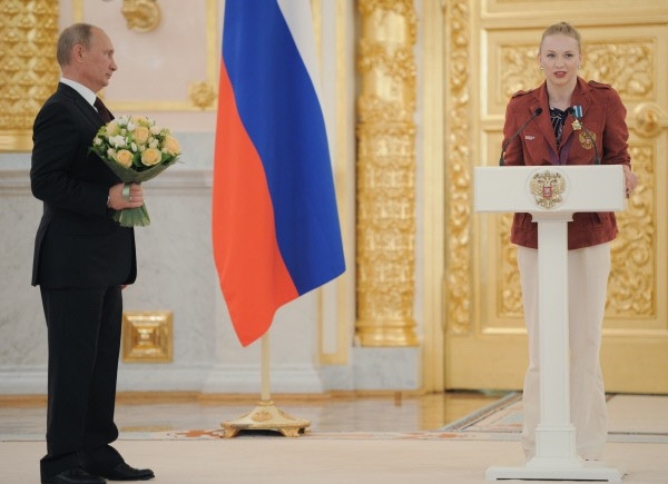 Президент РФ Владимир Путин на торжественной церемонии вручения государственных наград российским олимпийцам в Александровском зале Большого Кремлевского дворца. Справа - олимпийская чемпионка в групповых упражнениях по синхронному плаванию Анжелика Тиман