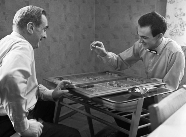 Муслим Магомаев и его дядя Джамал играют в нарды. 1963 г.