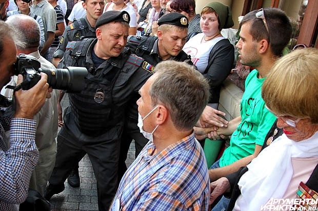 Задержание активистов, выступивших в поддержку Pussy Riot