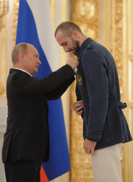 Президент РФ Владимир Путин (слева) вручает Орден Почета члену Олимпийской сборной России по волейболу Сергею Тетюхину на торжественной церемонии вручения государственных наград российским олимпийцам в Александровском зале Большого Кремлевского дворца.
