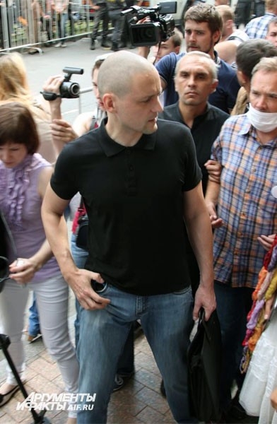Сергей Удальцов у здания суда