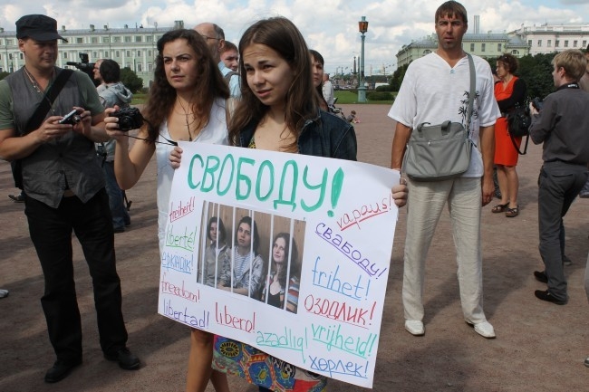 В Петербурге активисты поддержали Pussy Riot на Марсовом поле