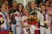 Сборная по синхронному плаванию, завоевавшая золото на летних Олимпийских играх 2012 в Лондоне, и тренер Наталья Козлова (в центре) в аэропорту "Шереметьево".