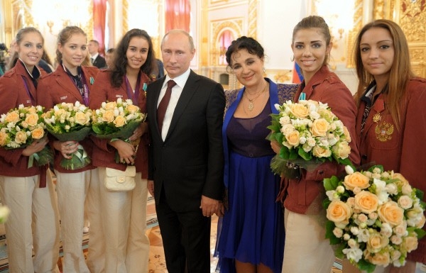 Президент РФ Владимир Путин (в центре) на торжественной церемонии вручения государственных наград российским олимпийцам в Александровском зале Большого Кремлевского дворца. Слева направо - российские гимнастки Анастасия Близнюк, Ульяна Донскова, Анастасия