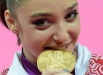Россиянка Алия Мустафина, занявшая первое место в упражнениях на брусьях во время финальных соревнований по спортивной гимнастике среди женщин на ХХХ Олимпийских играх 2012 года в Лондоне, на церемонии награждения.