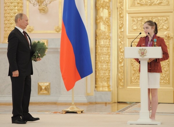 Президент РФ Владимир Путин на торжественной церемонии вручения государственных наград российским олимпийцам в Александровском зале Большого Кремлевского дворца. Справа - олимпийская чемпионка по спортивной гимнастике Алия Мустафина.