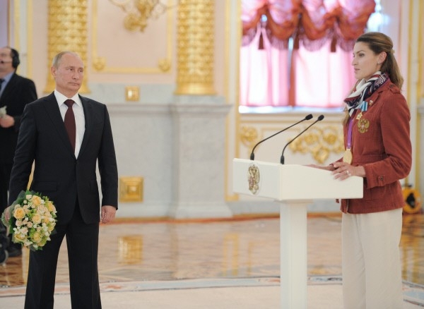 Президент РФ Владимир Путин на торжественной церемонии вручения государственных наград российским олимпийцам в Александровском зале Большого Кремлевского дворца. Справа - легкоатлетка Анна Чичерова.