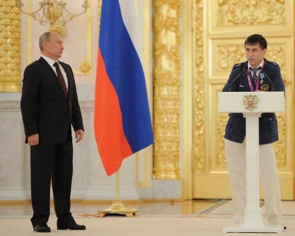 Президент РФ Владимир Путин (слева) на торжественной церемонии вручения государственных наград российским олимпийцам в Александровском зале Большого Кремлевского дворца. Справа - олимпийский чемпион Игр-2012 по дзюдо Тагир Хайбулаев.