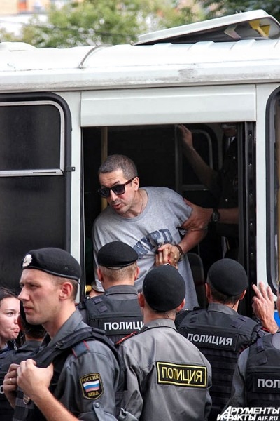Задержание активистов, выступивших в поддержку Pussy Riot