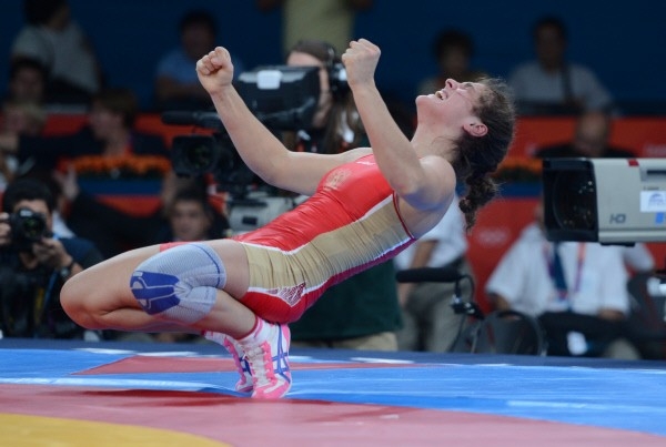 Российская спортсменка Наталья Воробьева радуется победе в финальном поединке со спортсменкой из Болгарии Станкой Златевой Христовой на соревнованиях по вольной борьбе среди женщин в весовой категории до 72 кг на Олимпийских играх 2012 года в Лондоне.