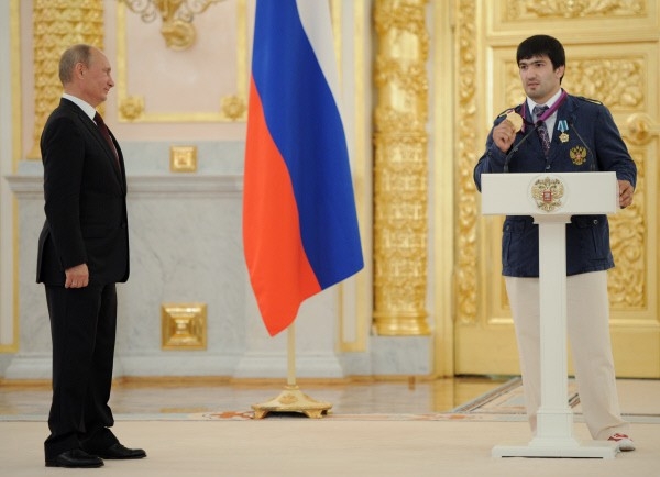 Президент РФ Владимир Путин (слева) на торжественной церемонии вручения государственных наград российским олимпийцам в Александровском зале Большого Кремлевского дворца. Справа - олимпийский чемпион Игр-2012 по дзюдо Тагир Хайбулаев.