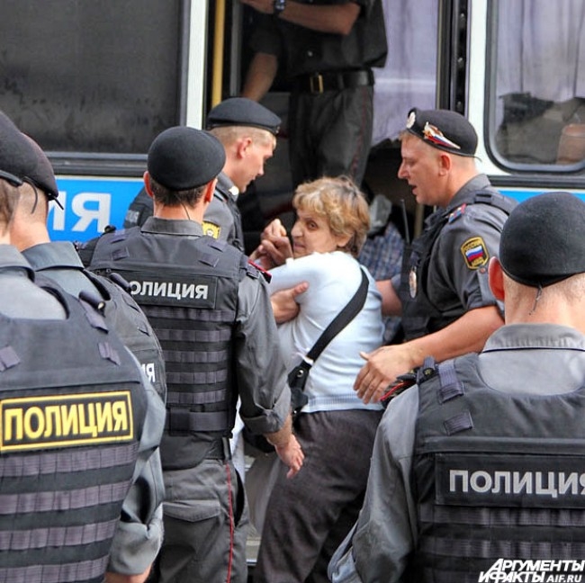 Задержание активистов, выступивших в поддержку Pussy Riot