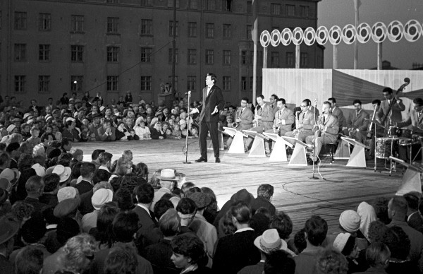 Певец из Азербайджана Муслим Магомаев в дни VIII Всемирного фестиваля молодежи и студентов в Хельсинки. 1962 г.