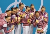 Российская сборная, занявшая первое место в произвольной программе в финале соревнований по синхронному плаванию на ХХХ Олимпийских играх в Лондоне, на церемонии награждения.