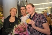 Российская спортсменка Дарья Коробова (справа), завоевавшая золотую медаль в командных соревнованиях по синхронному плаванию на XXX летних Олимпийских играх в Лондоне, в аэропорту "Шереметьево".