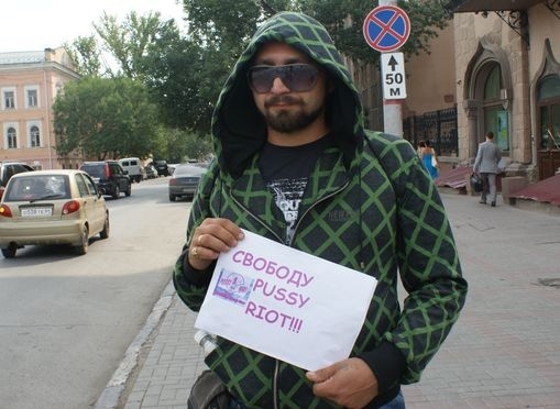 В Саратове проходят одиночные пикеты в поддержку Pussy Riot