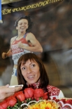 Российская спортсменка Мария Савинова, завоевавшая золотую медаль в беге на 800 метров на XXX летних Олимпийских играх в Лондоне, принимает поздравления с Днем рождения в аэропорту "Шереметьево".