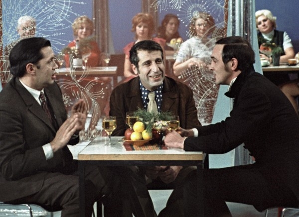 Поэт Роберт Рождественский (слева), композитор Арно Бабаджанян (в центре) и певец Муслим Магомаев (справа) принимают участие в телевизионной съемке. 1974 г.