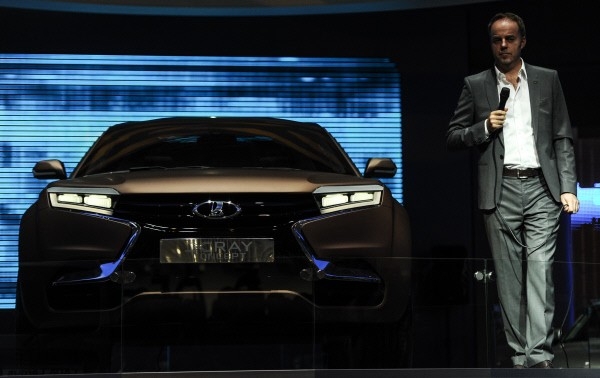 Главный дизайнер компании "АвтоВАЗ" Стив Маттин у концепт-кара Lada XRAY