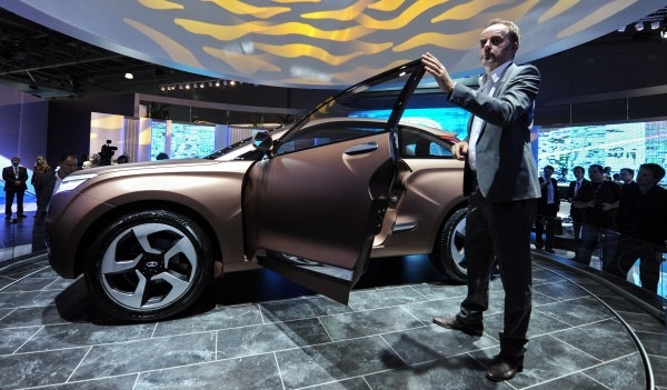 Главный дизайнер компании "АвтоВАЗ" Стив Маттин у концепт-кара Lada XRAY