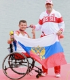 Российский спортсмен Алексей Чувашев, завоевавший бронзовую медаль, с личным тренером Валерием Бисарным на церемонии награждения призеров соревнований по академической гребле в одиночке среди мужчин на Паралимпийских играх 2012 в Лондоне.