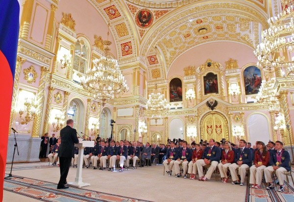 11 сентября 2012. Президент РФ Владимир Путин (слева) выступает на церемонии вручения в Кремле государственных наград российским паралимпийцам, завоевавшим золотые медали на летних играх в Лондоне.