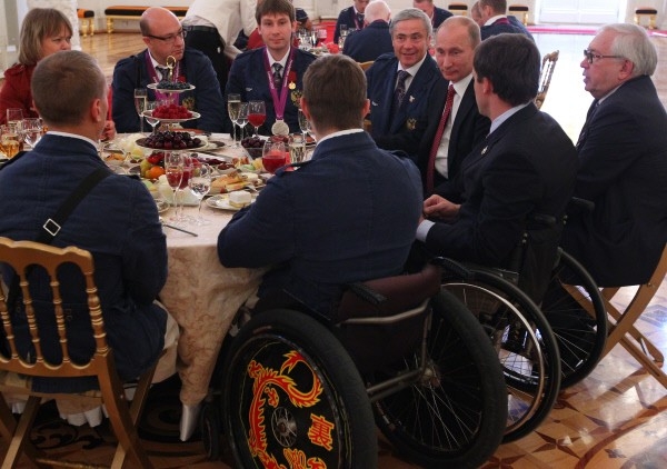 11 сентября 2012. Президент Паралимпийского комитета России Владимир Лукин, президент РФ Владимир Путин и первый вице-президент Паралимпийского комитета России Павел Рожков (справа налево на втором плане) после церемонии вручения государственных наград зо