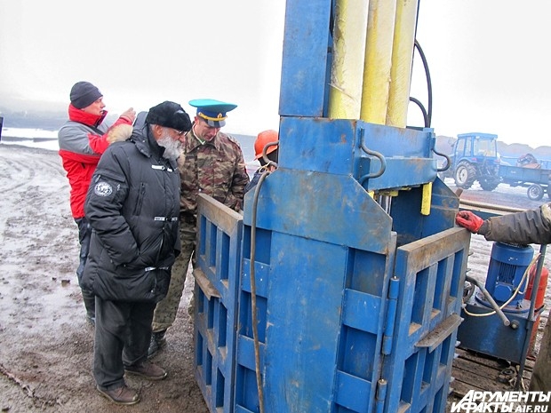 Под этим прессом каждая бочка превращается в «блин».