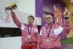 Российские спортсмены Сергей Малышев и Валерий Пономаренко (слева направо), завоевавшие серебряную и бронзовую медали, на церемонии награждения призеров соревнований по стрельбе из пистолета с 25 метров среди мужчин на Паралимпийских играх 2012 в Лондоне.