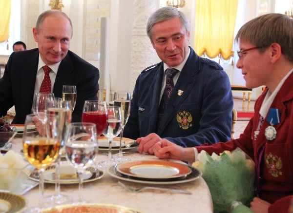 11 сентября 2012. Президент РФ Владимир Путин и первый вице-президент Паралимпийского комитета России Павел Рожков (слева направо) после церемонии вручения государственных наград золотым призерам Паралимпийских летних игр в Лондоне в Александровском зале