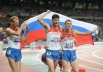 Российский спортсмен Евгений Швецов (справа), завоевавший золотую медаль, после финиша в забеге на 400 м в соревнованиях по легкой атлетике среди мужчин на ХIV летних Паралимпийских играх в Лондоне. Слева направо - российские легкоатлеты Артем Арефьев и А