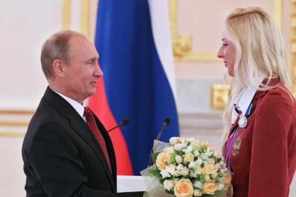 Президент РФ Владимир Путин вручает государственную награду золотому призеру Паралимпийских летних игр в Лондоне пловчихе Олесе Владыкиной на церемонии в Александровском зале Большого Кремлевского дворца.