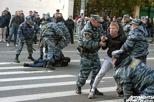 Драка болельщиков "Торпедо" и "Динамо" перед началом матча 1/16 финала Кубка России по футболу 2012/13 между ФК "Торпедо" (Москва) и ФК "Динамо" (Москва).