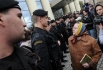Православные активисты и сотрудники спецназа у здания Мосгорсуда, где рассматривается кассационная жалоба на приговор участницам панк-группы Pussy Riot.
