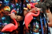 Лауреаты Шнобелевской премии 1996 года в области искусства Дон и Нэнси Фичерстоун держат в руках свое эволюционное изобретение в декоре лужаек – пластиковых розовых фламинго.

