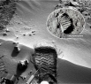Изображение следа, полученное от марсохода Curiosity, очень схоже с первыми следами, которые оставил на поверхности Луны Нил Армстронг, участник миссии «Аполлон 11»