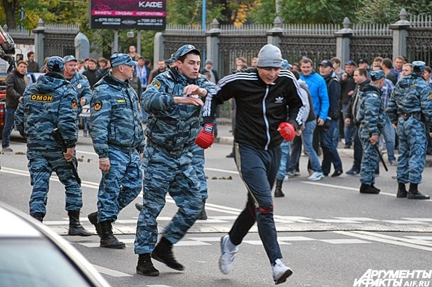 Драка болельщиков "Торпедо" и "Динамо" перед началом матча 1/16 финала Кубка России по футболу 2012/13 между ФК "Торпедо" (Москва) и ФК "Динамо" (Москва).