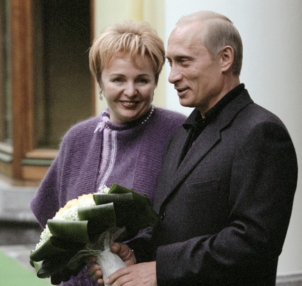 Владимир Путин женат. Супруга - Людмила Александровна Путина. В семье Путиных две дочери: Мария (1985 г.р.) и Катерина (1986 г.р.)