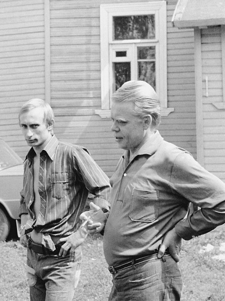 Семья, в которой родился Владимир Путин 7 октября 1952 г., жила в коммунальной квартире в Ленинграде.
Дед, Спиридон Иванович Путин, был известным поваром, готовившим для высших партийных и государственных чинов.
<p>На фото:
репродукция с фотографии