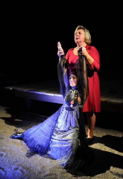  Марина Голуб в роли Нины в сцене из спектакля "Он в Аргентине" 