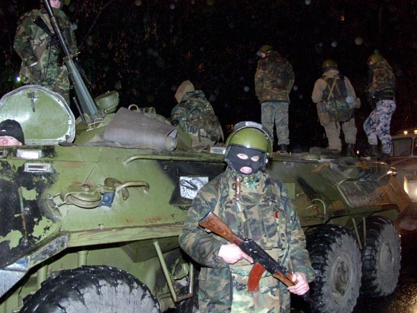 Бойцы спецназа готовятся к штурму здания Театрального центра на Дубровке, захваченного чеченскими террористами