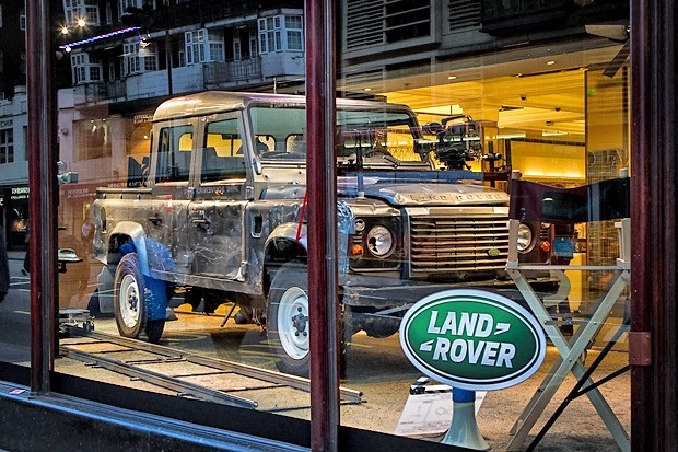 Land Rover Defender 110 Double Cab Pick Up в "Координаты "Скайфолл"