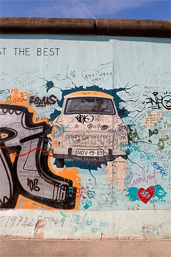 Одно из граффити Берлинской стены — «Трабант», символ ГДР.