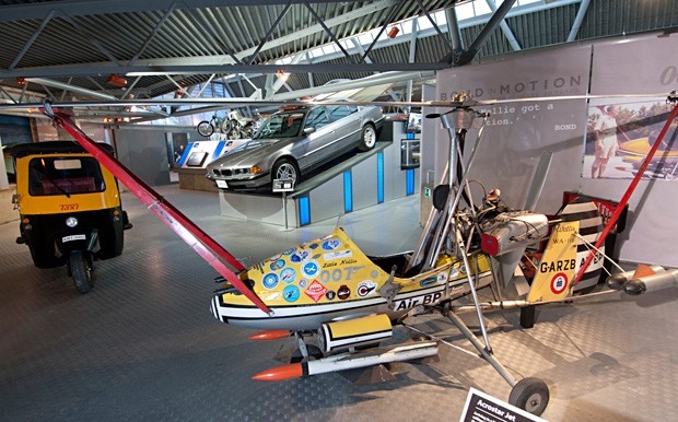 Little Nellie, Tuk-Tuk Taxi и BMW 750iL в "Живешь только дважды"