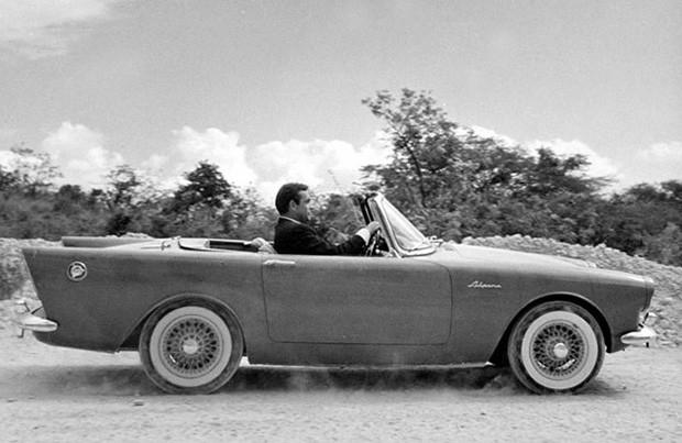 Самым первым бондовским супер-каром стал английский Sunbeam Alpine Convertible в «Докторе Но».