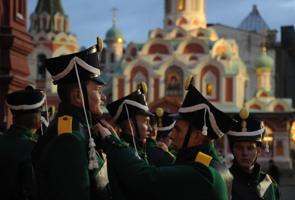 Одетые в военную форму 1812 года военнослужащие на Красной площади перед торжественным маршем, который посвящен 71-й годовщине Парада 1941 года.
